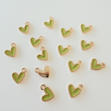 Herzanhänger grün-gold 8mm 15 Stück