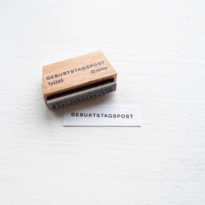 Alexandra Renke Holzstempel Mini Typo Geburtstagspost 2.5cm x 2mm