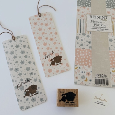 Preview: Cats on appletrees Holzstempel Schaf Gertrud mit Gras 2.7x1.9cm