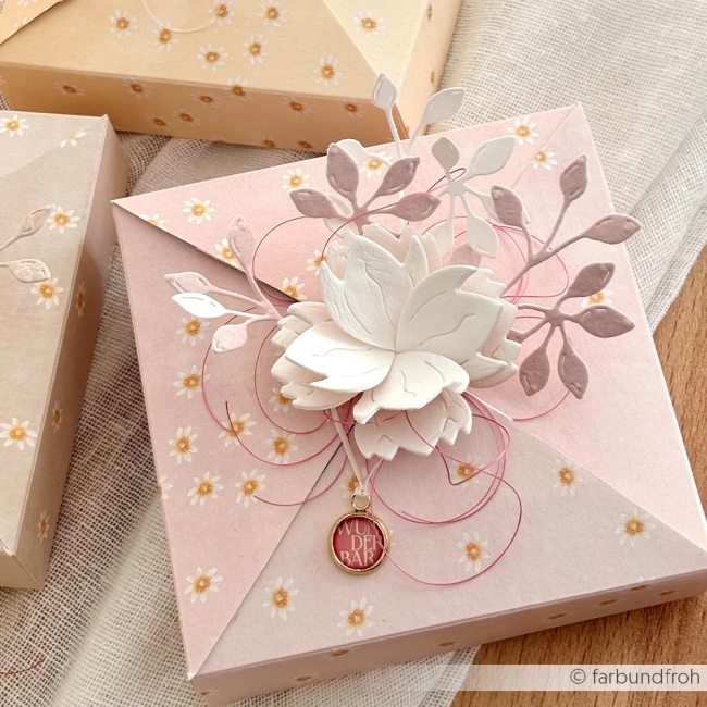 Alexandra Renke Designpapier Lieblingsblüten auf Altrosa 200gr. 12x12" PRE-ORDER Lieferbar ab 17.04.2026