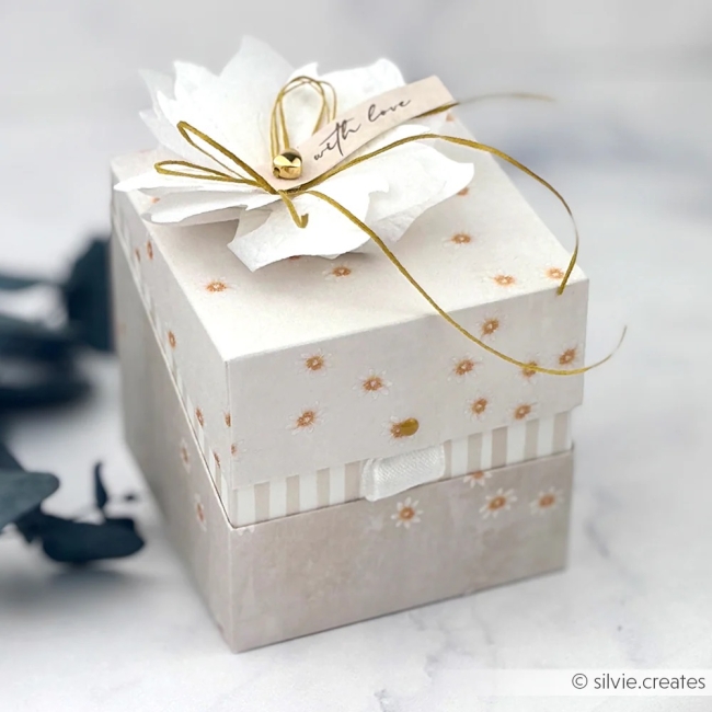 Alexandra Renke Designpapier Lieblingsblüten auf Greige 200gr. 12x12" PRE-ORDER Lieferbar ab 17.04.2026